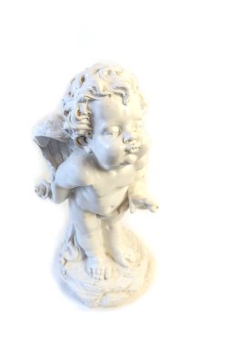 Alçı taşı bir meleğin izole edilmiş fotoğrafı.