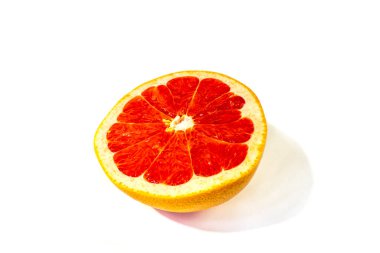 Beyaz greyfurt arka planında izole edilmiş.