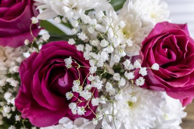 Çiçek buketi Pembe güller ve beyaz kasımpatılar