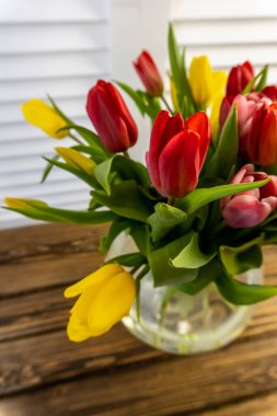 Bahar Çiçekleri Buketi Kırmızı ve Sarı laleler