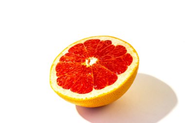 Beyaz greyfurt arka planında izole edilmiş.