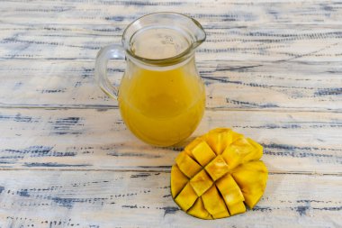 Eski ahşap bir arka planda meyve suyu ve cam sürahi ile sakin bir hayat