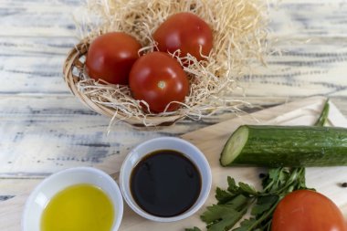 Masada domates ve salatalık, zeytinyağı ve balzamik sirke, sarımsak, sebze, vejetaryenlik, sağlıklı beslenme