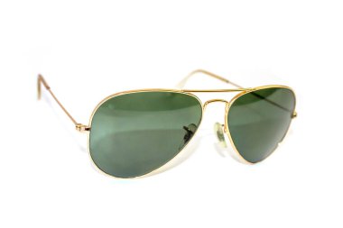 Beyaz arka planda izole güneş gözlüğü