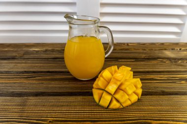 Eski ahşap bir arka planda meyve suyu ve cam sürahi ile sakin bir hayat