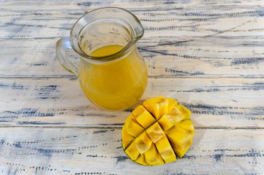 Eski ahşap bir arka planda meyve suyu ve cam sürahi ile sakin bir hayat