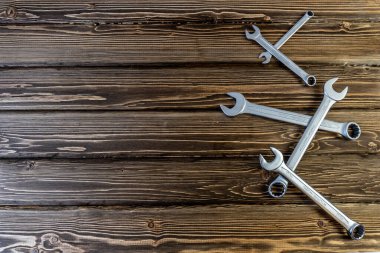 Babalar Günün kutlu olsun. Babalar Günü temasında Fotokopi Alanı 'yla yatıyordu. Ahşap arka plan. Araba tamircisi ve motosikletçi konusuna gelince...