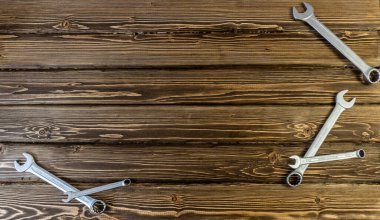 Babalar Günün kutlu olsun. Babalar Günü temasında Fotokopi Alanı 'yla yatıyordu. Ahşap arka plan. Araba tamircisi ve motosikletçi konusuna gelince...