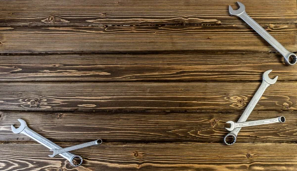 Babalar Günün kutlu olsun. Babalar Günü temasında Fotokopi Alanı 'yla yatıyordu. Ahşap arka plan. Araba tamircisi ve motosikletçi konusuna gelince...