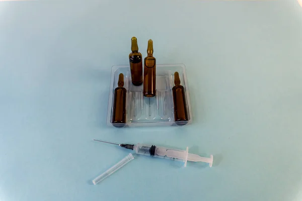 Tıbbın Sağlık Hizmetlerinin Üzerine Yaslan Hastaların Tedavisi Koronavirüs Aşısı Şırıngalar — Stok fotoğraf