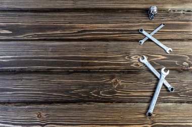 Babalar Günün kutlu olsun. Babalar Günü temasında Fotokopi Alanı 'yla yatıyordu. Ahşap arka plan. Araba tamircisi ve motosikletçi konusuna gelince...