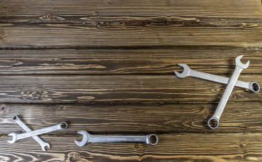 Babalar Günün kutlu olsun. Babalar Günü temasında Fotokopi Alanı 'yla yatıyordu. Ahşap arka plan. Araba tamircisi ve motosikletçi konusuna gelince...