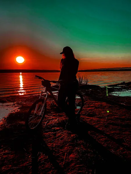 Silueta Una Joven Atardecer Fondo Del Río Con Bicicleta Verano — Foto de Stock