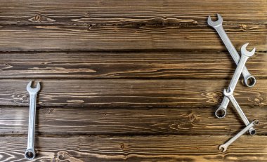 Babalar Günün kutlu olsun. Babalar Günü temasında Fotokopi Alanı 'yla yatıyordu. Ahşap arka plan. Araba tamircisi ve motosikletçi konusuna gelince...