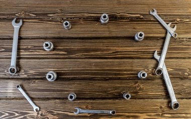 Babalar Günün kutlu olsun. Babalar Günü temasında Fotokopi Alanı 'yla yatıyordu. Ahşap arka plan. Araba tamircisi ve motosikletçi konusuna gelince...