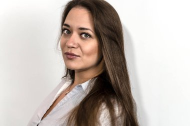 Güzel bir genç kızın fotoğrafı. Reklam amaçlı makyaj malzemeleri ve yüz bakımı için uygun.