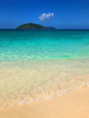 Tayland, Similan Adaları 'nın güzel sahillerinde deniz, güneş ve gökyüzü