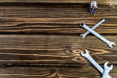 Babalar Günün kutlu olsun. Babalar Günü temasında Fotokopi Alanı 'yla yatıyordu. Ahşap arka plan. Araba tamircisi ve motosikletçi konusuna gelince...