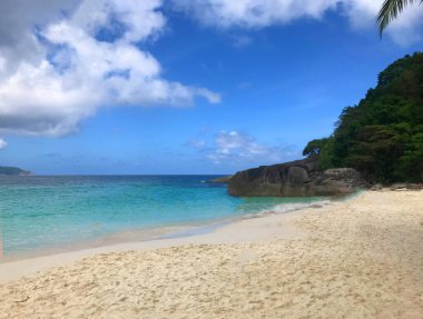 Tayland, Similan Adaları 'nın güzel sahillerinde deniz, güneş ve gökyüzü