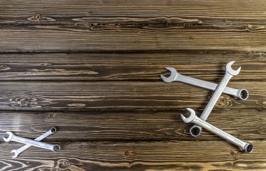 Babalar Günün kutlu olsun. Babalar Günü temasında Fotokopi Alanı 'yla yatıyordu. Ahşap arka plan. Araba tamircisi ve motosikletçi konusuna gelince...