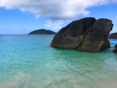 Tayland, Similan Adaları 'nın güzel sahillerinde deniz, güneş ve gökyüzü