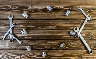 Babalar Günün kutlu olsun. Babalar Günü temasında Fotokopi Alanı 'yla yatıyordu. Ahşap arka plan. Araba tamircisi ve motosikletçi konusuna gelince...