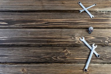 Babalar Günün kutlu olsun. Babalar Günü temasında Fotokopi Alanı 'yla yatıyordu. Ahşap arka plan. Araba tamircisi ve motosikletçi konusuna gelince...