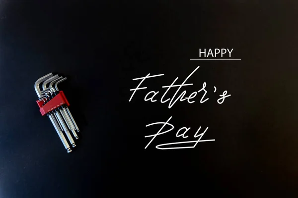 Babalar Günün kutlu olsun. Babalar Günü teması yatıyordu. Siyah arka plan. Araba tamircisi ve motosikletçi konusuna gelince...