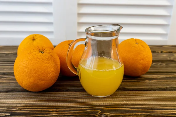 Foto Flat Lay Oranges Kruik Met Sinaasappelsap Een Houten Bruine — Stockfoto