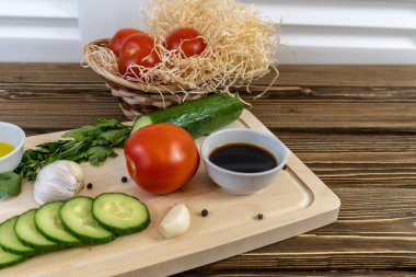 Masada domates ve salatalık, zeytinyağı ve balzamik sirke, sarımsak, sebze, vejetaryenlik, sağlıklı beslenme