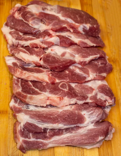 Geformtes Schweinefleisch Und Zwiebeln Auf Dem Tisch — Stockfoto