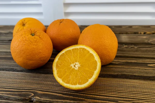 Foto Flache Orangen Auf Einem Hölzernen Braunen Hintergrund — Stockfoto