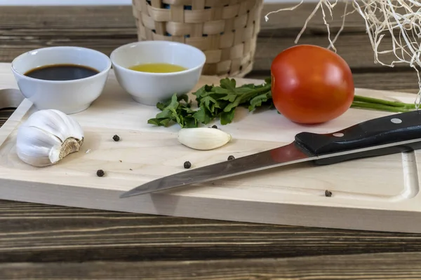 Tomatoes Table Basket Olive Oil Balsamic Vinegar Garlic Vegetables Vegetarianism — Stock Photo, Image