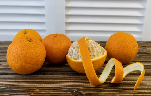 Foto Flache Orangen Auf Einem Hölzernen Braunen Hintergrund — Stockfoto