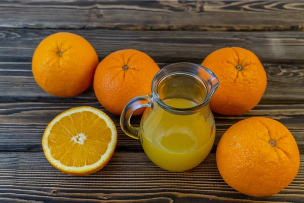 Foto Flache Lay Orangen Und Krug Mit Orangensaft Auf Einem — Stockfoto