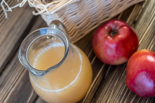 Manzanas Rojas Una Canasta Zumo Manzana Una Jarra Sobre Una — Foto de Stock