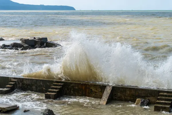Черное Море После Шторма Коричневая Вода Обломки Берегу — стоковое фото