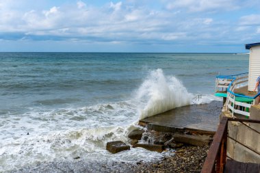 Denizde küçük bir fırtına, kıyıya vuran dalgalar.