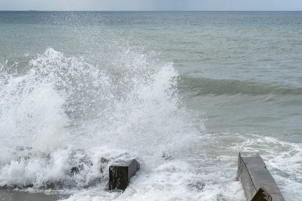 Небольшой Шторм Море Волны Бьют Берегу — стоковое фото