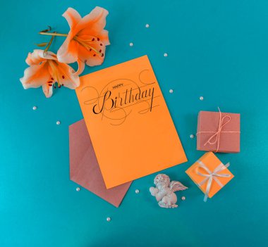 Kartpostal, internet afişi, doğum günü tebrikleriyle dolu düz uzanma, ve yazıt- mutlu yıllar