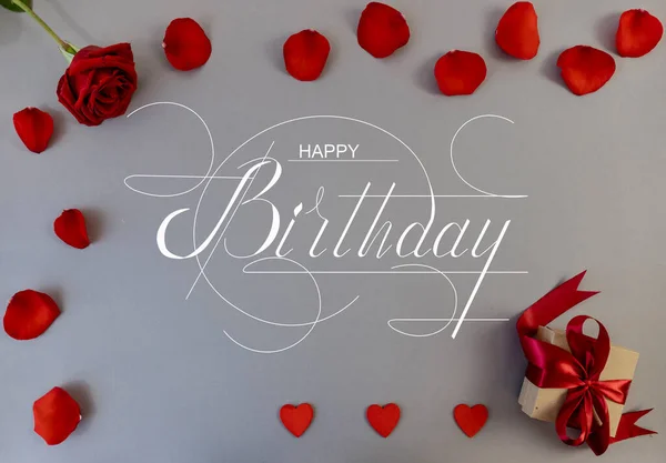 ポストカード インターネットバナー 碑文と誕生日の挨拶でフラットレイ 赤いバラと幸せな誕生日 — ストック写真