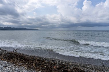 Denizde küçük bir fırtına, kıyıya vuran dalgalar.