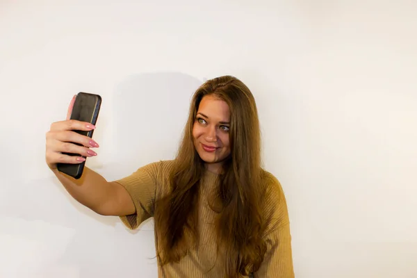 Young Beautiful Woman Smartphone Writes Message Makes Selfie Communicates — Stock Photo, Image