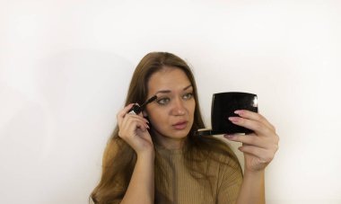 Makyajlı, pudralı, rujlu, rimeli olan güzel bir kadın.