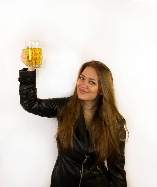 Jeune Belle Femme Avec Une Tasse Bière — Photo