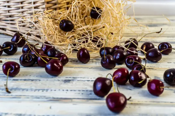 Cherry Dan Cherry Jus Atau Anggur Atas Meja Kayu Decanter — Stok Foto