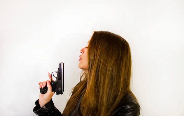 Молода Красива Жінка Пістолетом — стокове фото