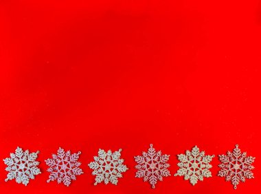 Yılbaşı ve yeni yıl dairesi kırmızı arkaplanda kopyalama alanı ile yatıyordu