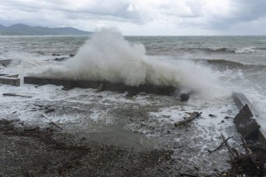 Karadeniz 'de fırtına, kıyıya vuran dalgalar, kahverengi su.