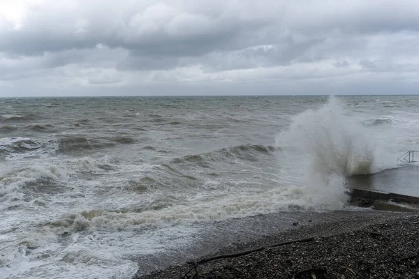 Буря Черном Море Волны Разбивающиеся Берег Коричневая Вода — стоковое фото